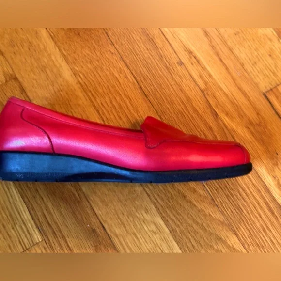 Red Wedge Women’s Naturalizer - Picture 2 of 6